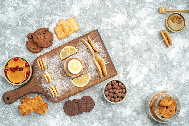 Vista dall'alto su deliziose frittelle con vari ingredienti