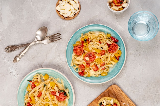 Free photo top view of delicious pasta on plain background