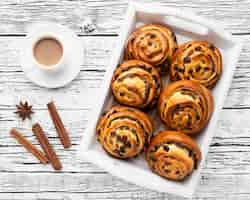 Foto gratuita vista dall'alto del delizioso concetto di pasticceria