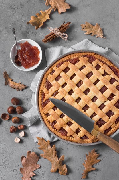 Free photo top view delicious pie and autumn leaves