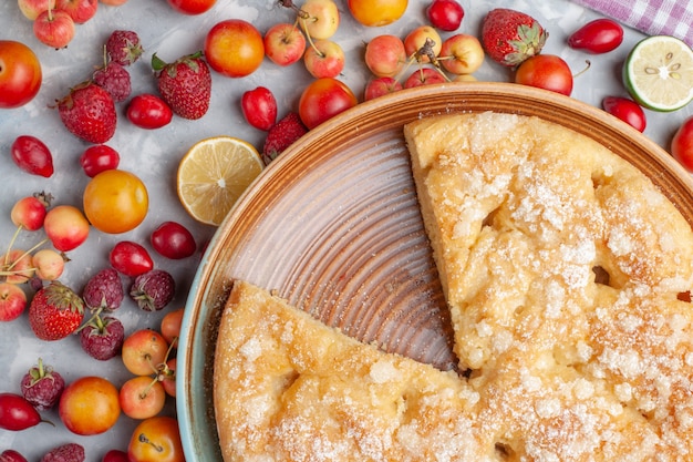 Free photo top view delicious pie sweet baked with fruits on light desk fruit fresh mellow bake sweet biscuit