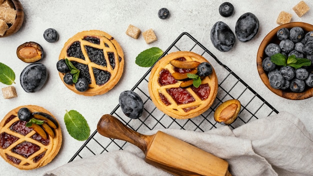 Vista dall'alto di deliziose torte con frutta