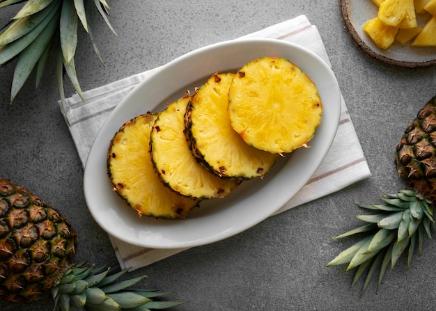 Foto gratuita vista dall'alto deliziosa natura morta di ananas