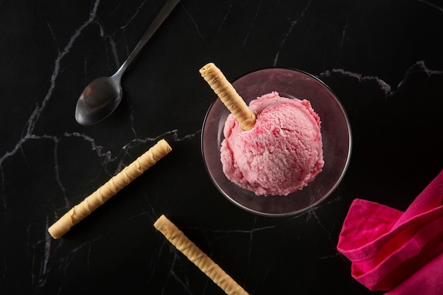 トップビューおいしいピンクのアイスクリームのある静物