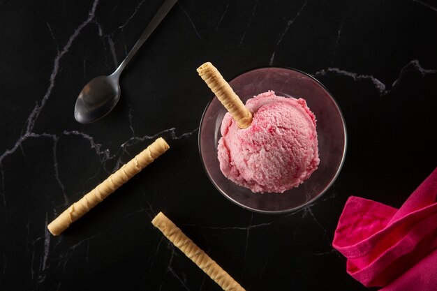 Вид сверху натюрморт с вкусным розовым мороженым