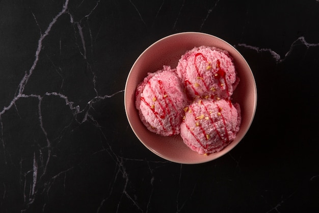 Vista dall'alto delizioso gelato rosa ancora in vita