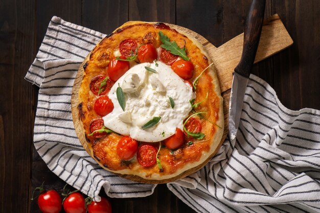 Foto gratuita vista dall'alto deliziosa pizza con formaggio fresco