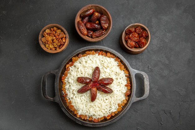 어두운 표면 음식 쌀 동부 저녁 식사에 팬 안에 건포도와 상위 뷰 맛있는 플 로브 요리 쌀 식사