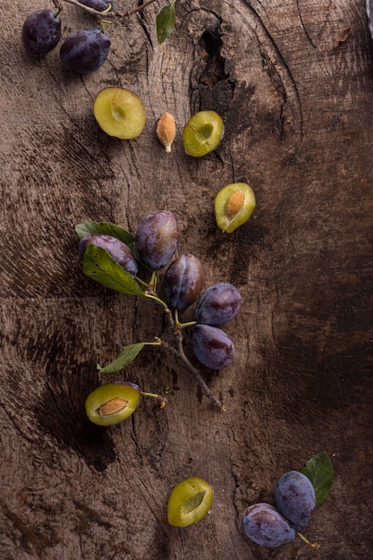 Free photo top view delicious plums arrangement