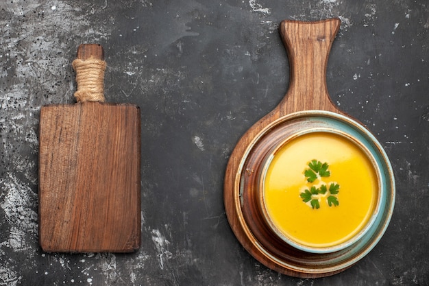 Foto gratuita vista dall'alto di una deliziosa zuppa di zucca in una ciotola