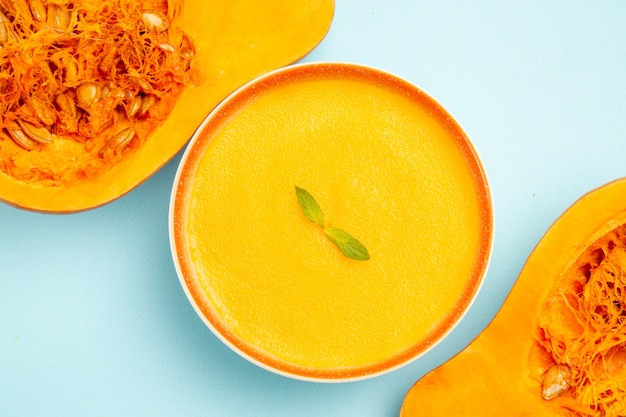 Foto gratuita vista dall'alto di una deliziosa zuppa di zucca in una ciotola