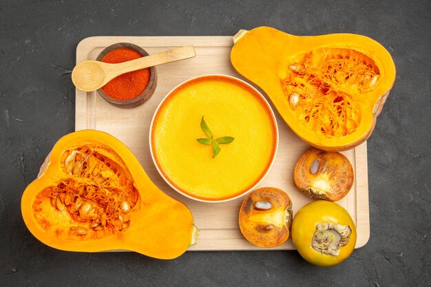 Вид сверху вкусного тыквенного супа в миске