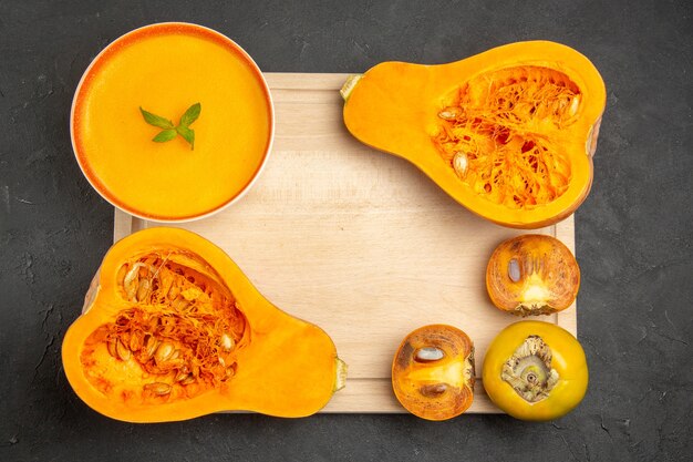 Вид сверху вкусного тыквенного супа в миске