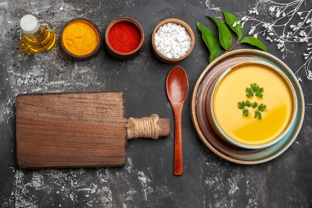 Vista dall'alto di una deliziosa zuppa di zucca in una ciotola