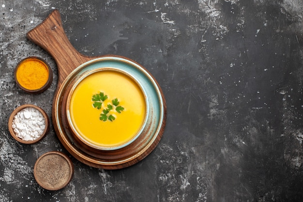 Foto gratuita vista dall'alto di una deliziosa zuppa di zucca in una ciotola