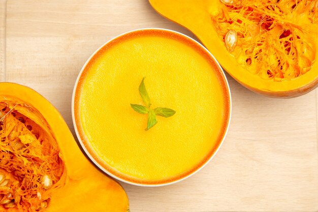 Отверстие вкусного тыквенного супа в миске