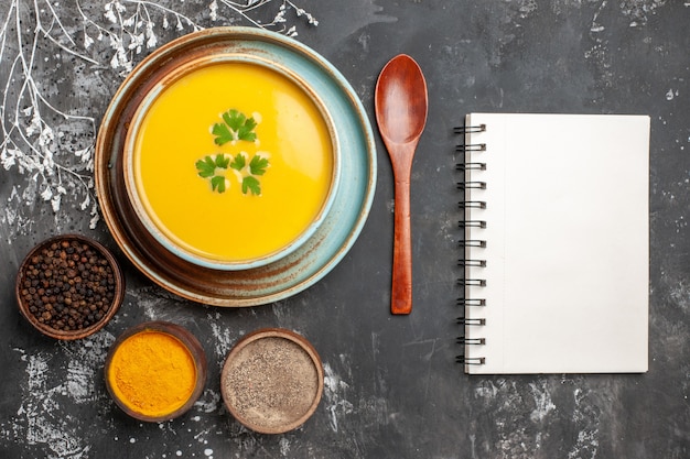 Foto gratuita vista dall'alto di una deliziosa zuppa di zucca in una ciotola