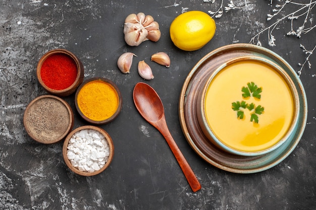 Foto gratuita vista dall'alto di una deliziosa zuppa di zucca in una ciotola