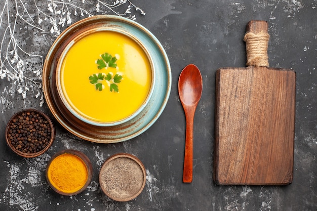 Foto gratuita vista dall'alto di una deliziosa zuppa di zucca in una ciotola