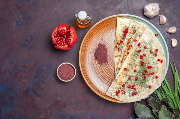 상위 뷰 맛있는 qutabs 어두운 책상 반죽 식사 저녁 식사 요리 요리에 채소와 반죽 조각을 요리