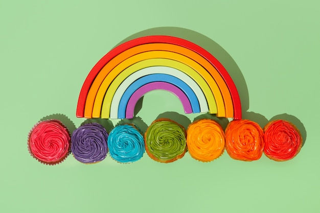 Foto gratuita vista dall'alto deliziosa glassa per cupcake arcobaleno ancora in vita