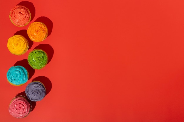 Foto gratuita vista dall'alto deliziosa glassa per cupcake arcobaleno ancora in vita