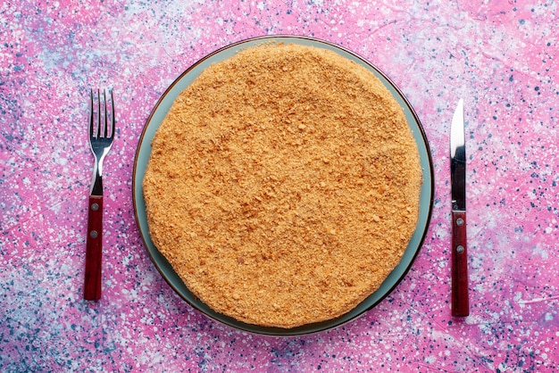 明るいピンクのデスクケーキパイビスケット甘い焼き砂糖のガラスプレート内の上面図おいしい丸いケーキ