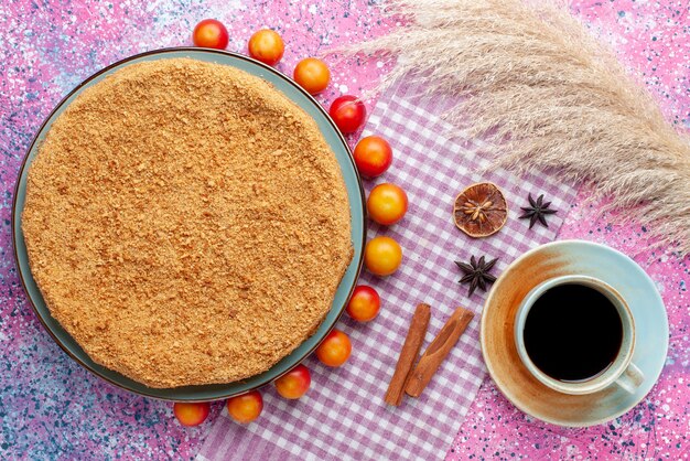 분홍색 책상 케이크 파이 비스킷 달콤한 빵 설탕에 늘어선 체리 자두와 차 접시 안에 맛있는 둥근 케이크