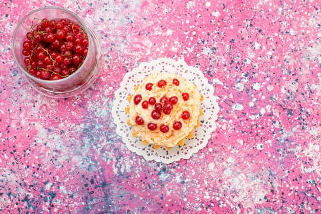 보라색 책상 설탕 위에 신선한 빨간 크랜베리가있는 상위 뷰 맛있는 둥근 케이크