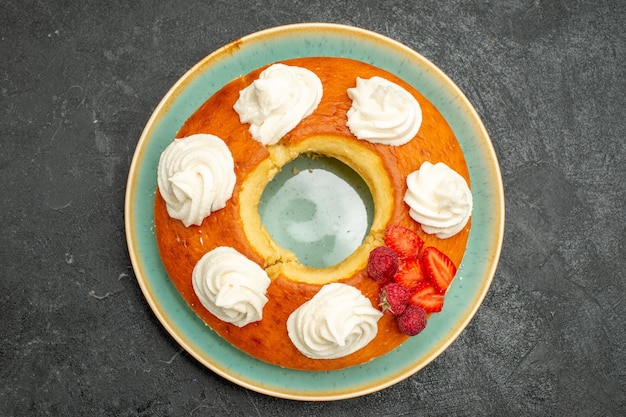 Бесплатное фото Вид сверху вкусный круглый пирог с фруктами и сливками на темном фоне чай сахарное печенье бисквитный пирог сладкий