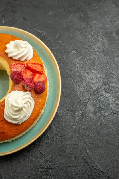 トップビュー灰色の背景に白いクリームとおいしい丸いパイシュガークッキービスケットケーキパイ甘いお茶