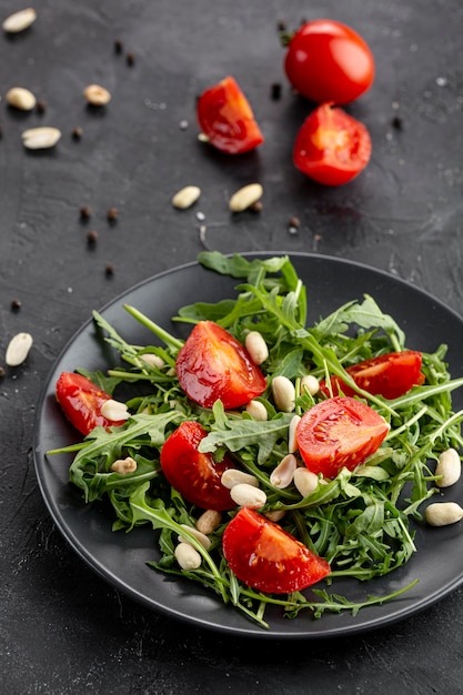 Free photo top view delicious salad on dark plate