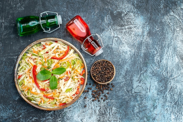 Free photo top view delicious salad on light-grey background