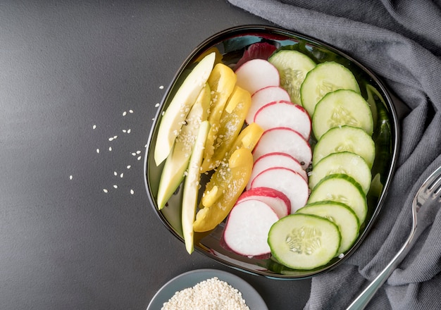 新鮮な野菜のトップビューおいしいサラダ