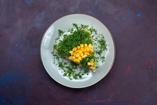어두운 책상에 접시 안에 mayyonaise 녹색 옥수수와 치킨 상위 뷰 맛있는 샐러드.