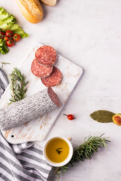 Vista dall'alto del delizioso concetto di salame