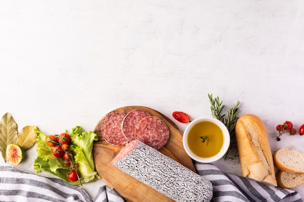 Foto gratuita vista dall'alto del delizioso concetto di salame