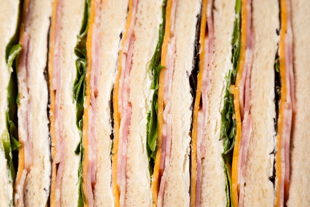 Вид сверху вкусные бутерброды