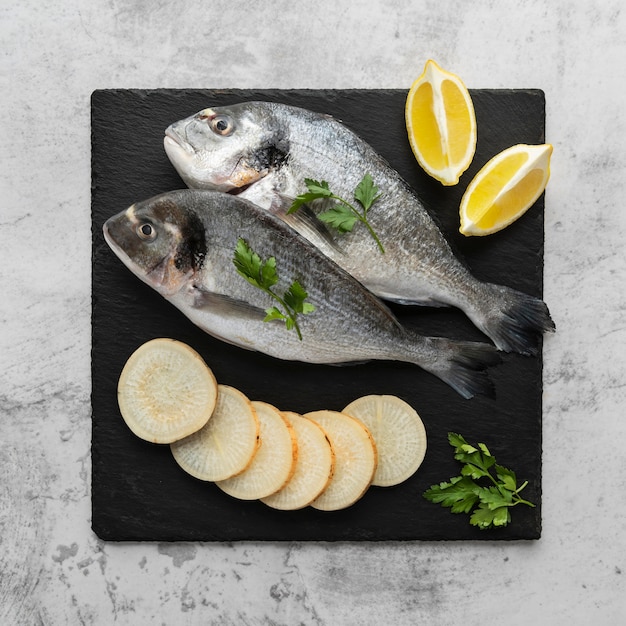 Вид сверху вкусная композиция из морепродуктов