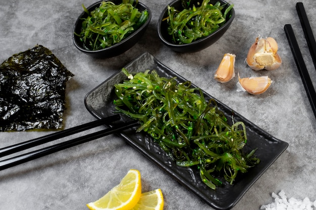 Foto gratuita vista dall'alto deliziose alghe per mangiare