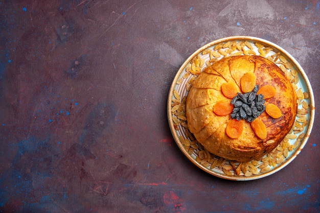 상위 뷰 맛있는 shakh plov 어두운 바닥 식사 반죽 요리 음식 쌀에 건포도와 쌀 식사를 요리