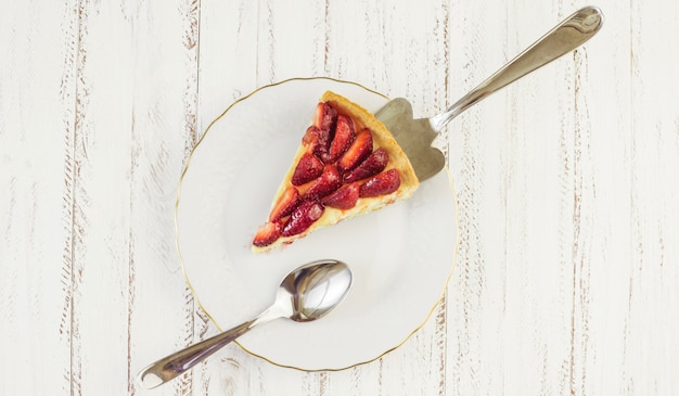 Free photo top view delicious slice of strawberry cake