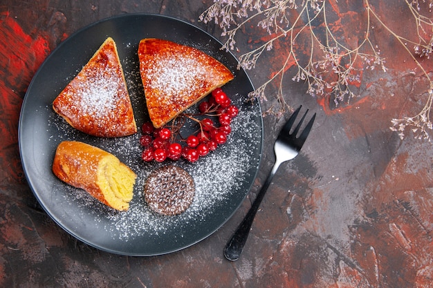 어두운 테이블 케이크 달콤한 파이에 붉은 열매와 상위 뷰 맛있는 슬라이스 파이
