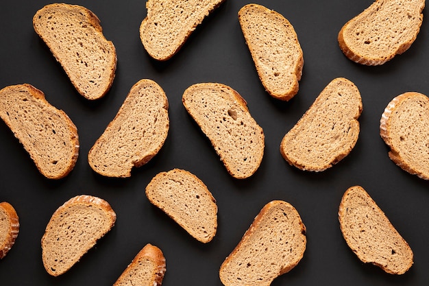 Foto gratuita vista dall'alto deliziose fette di pane