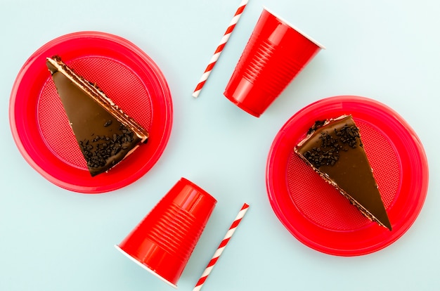 Vista dall'alto deliziose fette di torta al cioccolato