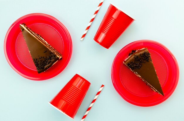 Вид сверху вкусные кусочки шоколадного торта
