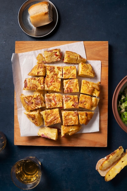 Foto gratuita vista dall'alto deliziosa tortilla spagnola ancora in vita