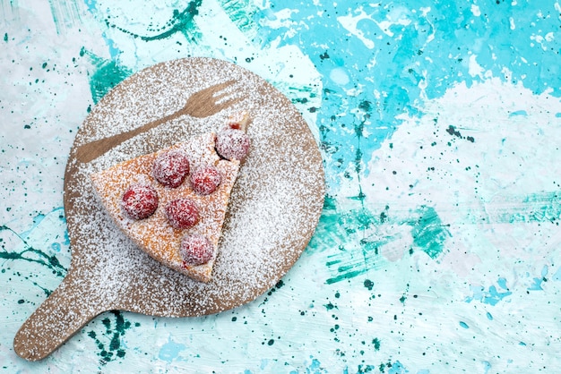 Foto gratuita vista dall'alto di una deliziosa torta di fragole affettata deliziosa torta di zucchero a velo su blu brillante, torta di bacche dolci da cuocere