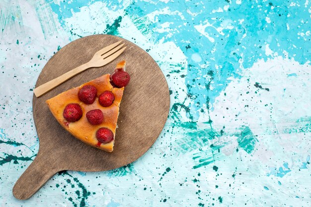 Vista dall'alto di una deliziosa torta di fragole affettata deliziosa torta con cucchiaio su blu brillante, torta ai frutti di bosco dolce cuocere la pasta