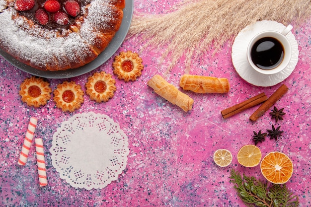 상위 뷰 맛있는 딸기 케이크 설탕 가루 케이크 쿠키 베이글과 분홍색 배경 케이크 달콤한 설탕 쿠키 파이에 차 한잔